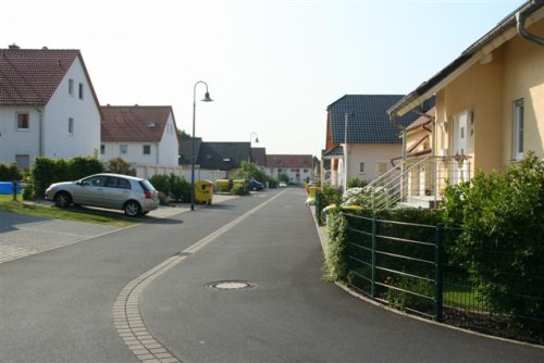 Straßenansicht im fertig gestalteten Wohngebiet