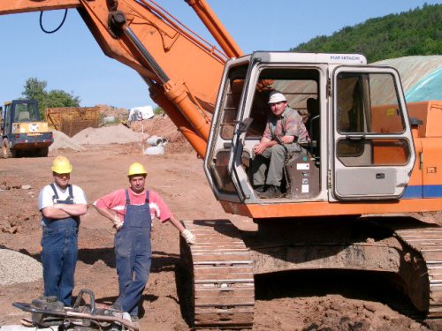 Die Arbeiten gehen gut voran. Dafür sorgen die Mitarbeiter der drei bauausführenden Firmen. Mitarbeiter der Baufirma Franz Kunkel an ihrem Arbeitsgerät. Aufgenommen am derzeitigen Ende der Fuggerstraße.