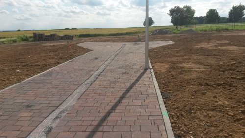 Die Stichstraße ist fertig gepflastert