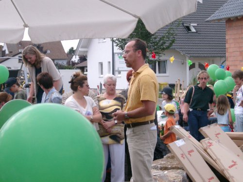 Herr Egel vom Planungsbüro Zimmer, Egel GbR erläutert die Gestaltung des Spielplatzes