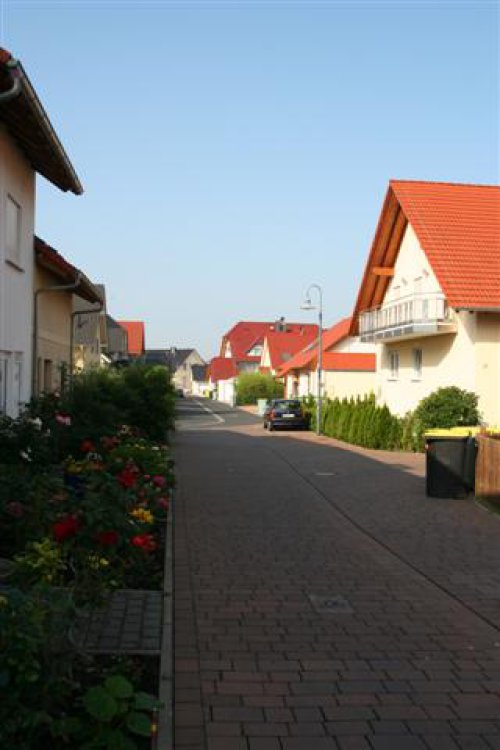 Straßenansicht im fertig gestalteten Wohngebiet