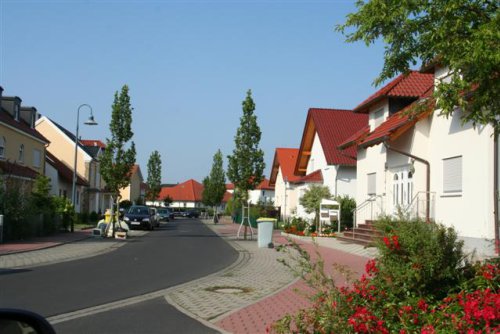 Straßenansicht im fertig gestalteten Wohngebiet