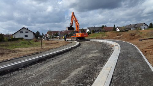 Der Ricarda-Huch-Weg führt aus der alten Wohnbebauung in das Neubaugebiet.