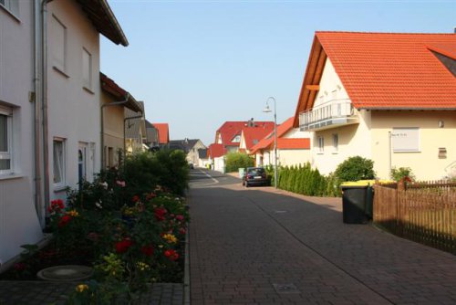 Straßenansicht im fertig gestalteten Wohngebiet